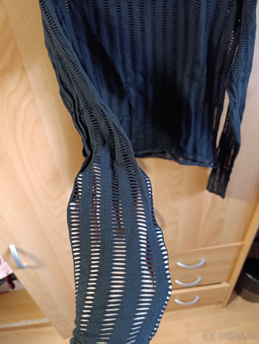 Černá halenka s dírkami - 4