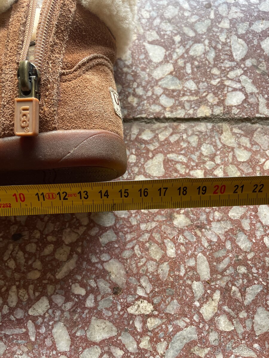Dívčí zimní boty značky UGG - 4
