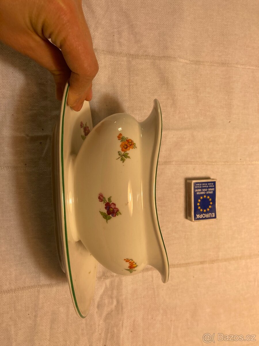 Dva stejné omáčkovníky - 4