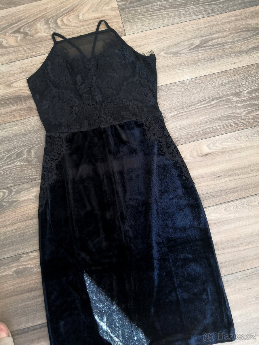 Černé sametové šaty s krajkou - 4