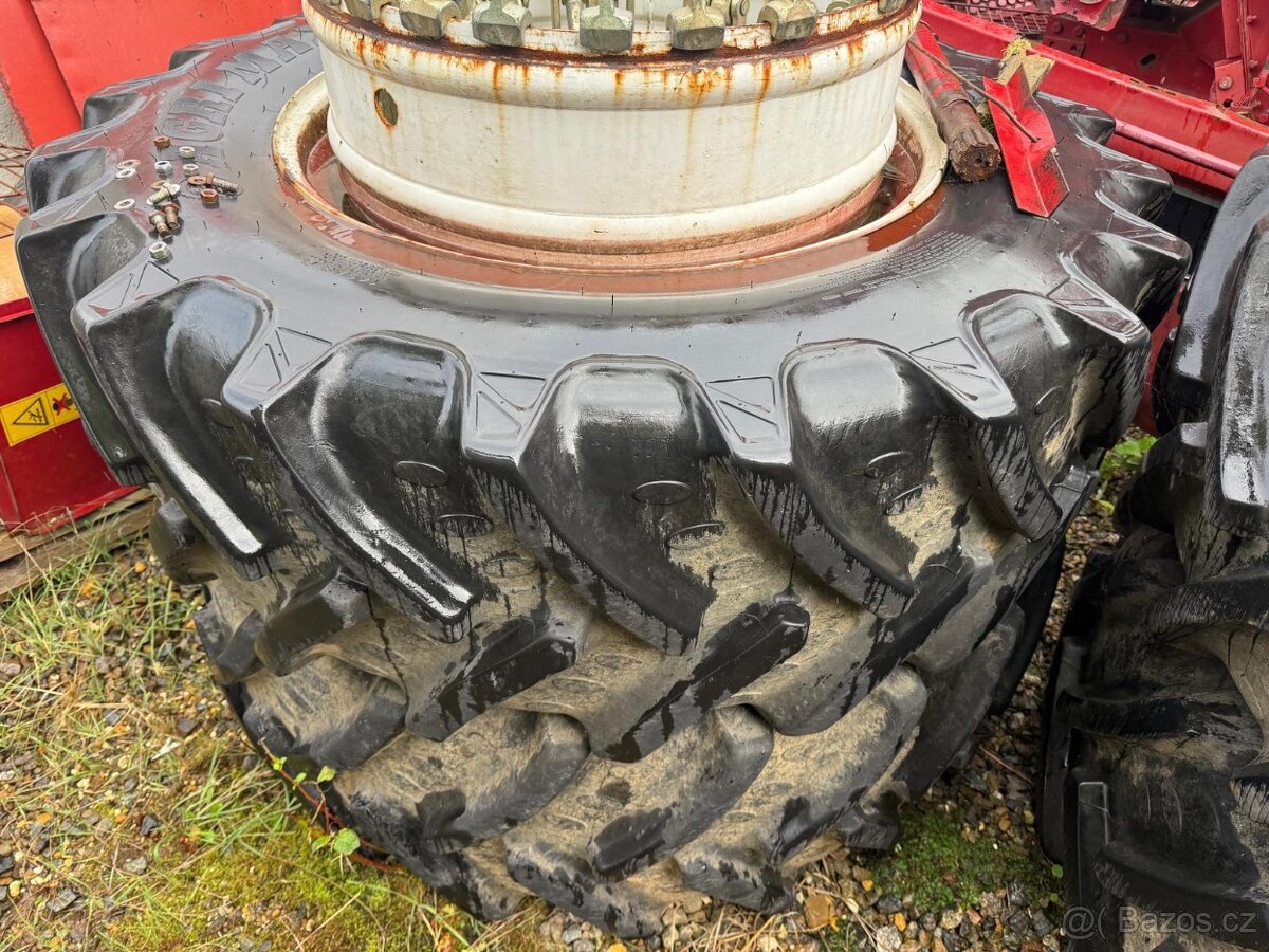 Dvojitá kola pro traktor New Holland T8, kompletní s upínací - 4