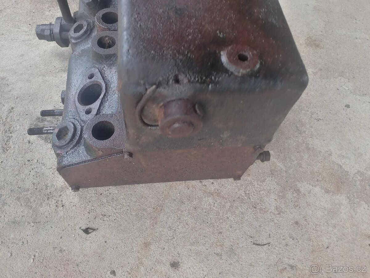 Stabilní motor Škoda hlavy s víkem. - 4