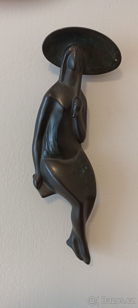 Soška dáma s deštníkem - 4