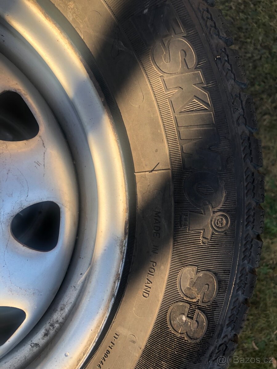 Zimní pneu i s disky na Škodu Felicii - 4