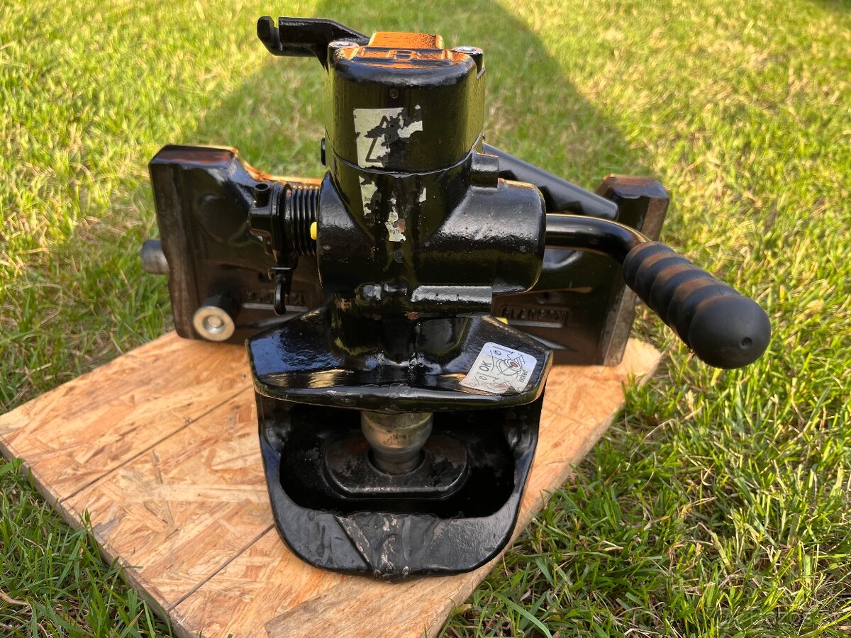 Prodám závěs šíře 33cm vhodný pro traktory John Deere - 4