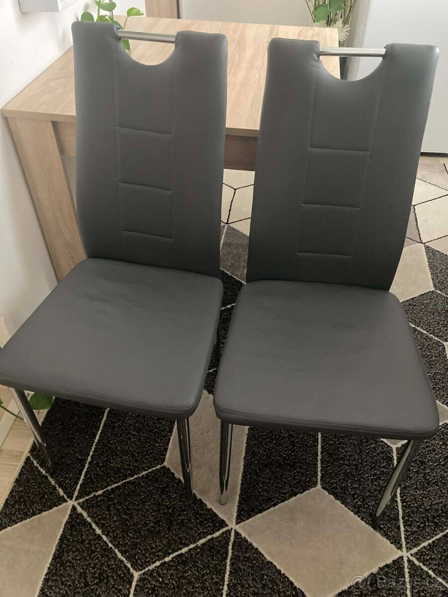 Jídelní stůl ve čtvercovém tvaru ,2x židle - 4