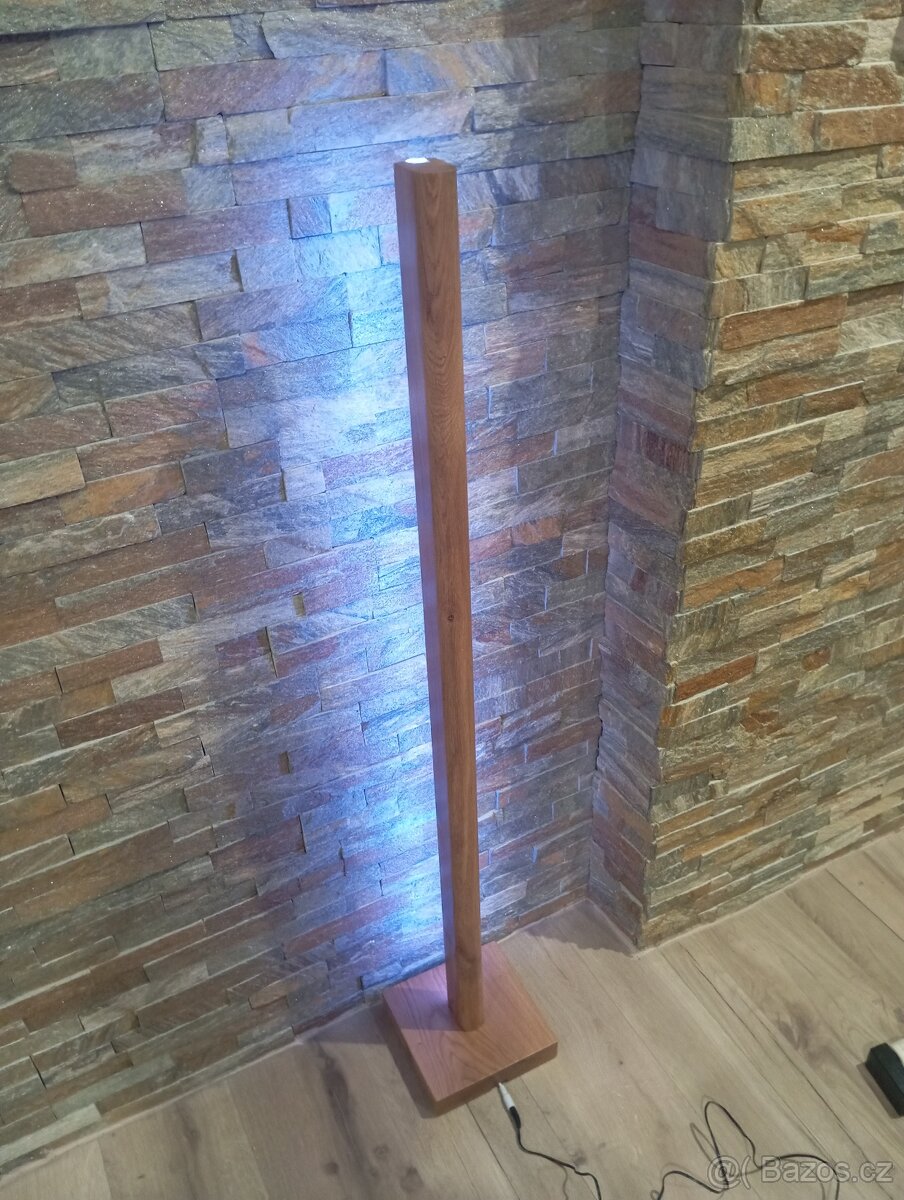 Moderní stojatá lampa z dubu - 4