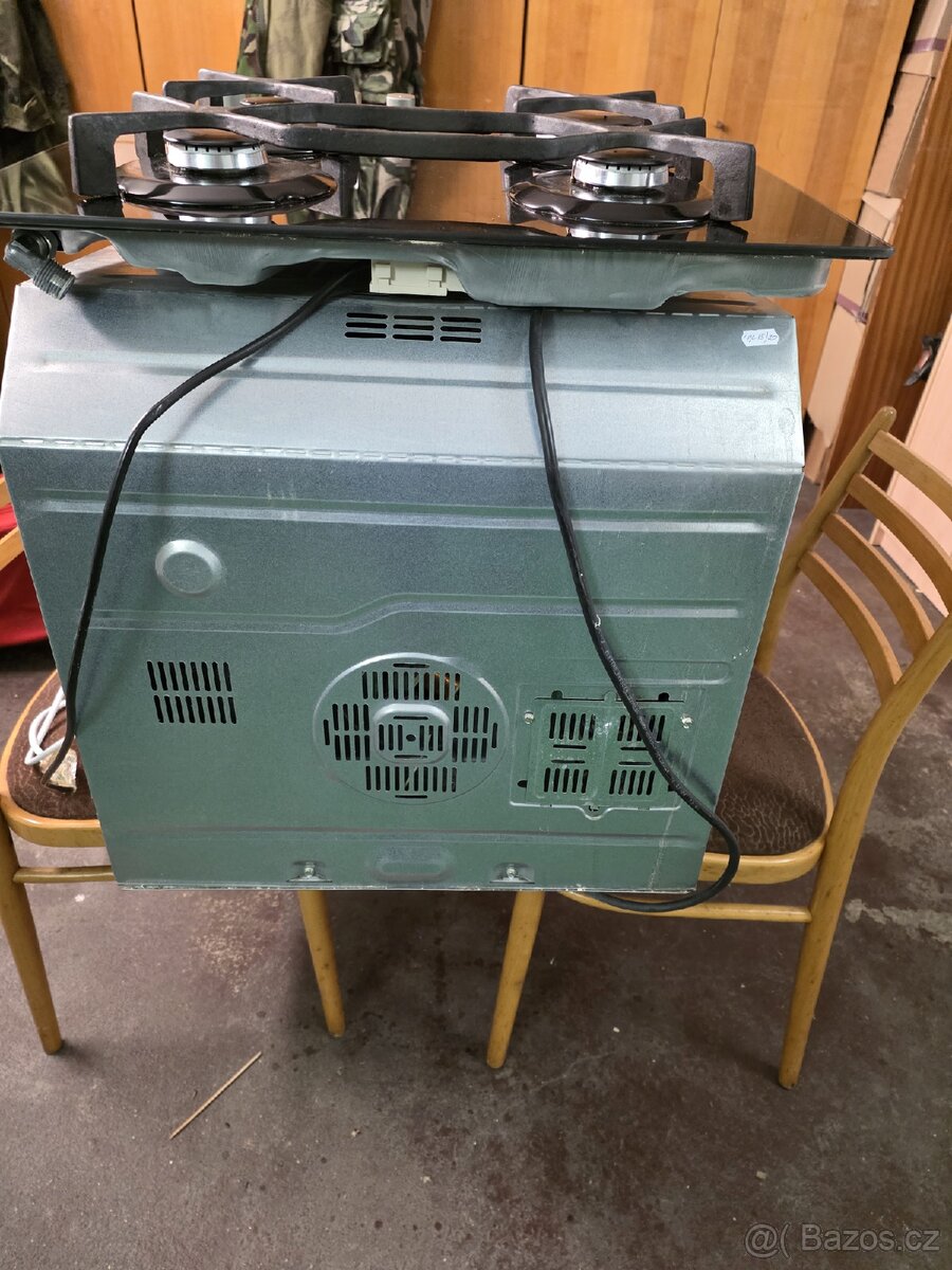 Vestavná elektrická trouba Whirlpool. - 4