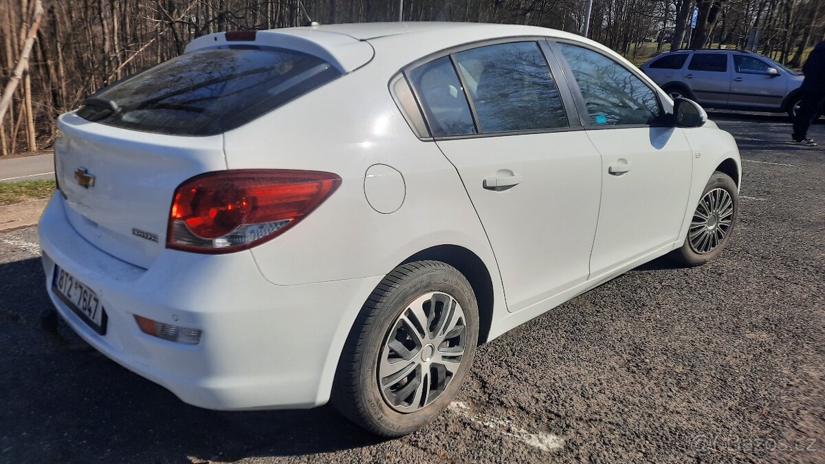 Chevrolet Cruze 1.6 hatchback - 4