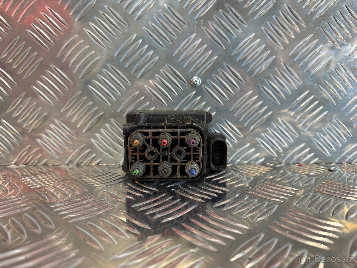 ROZDĚLOVAČ VZDUCHU AUDI 4F0616013 - 4