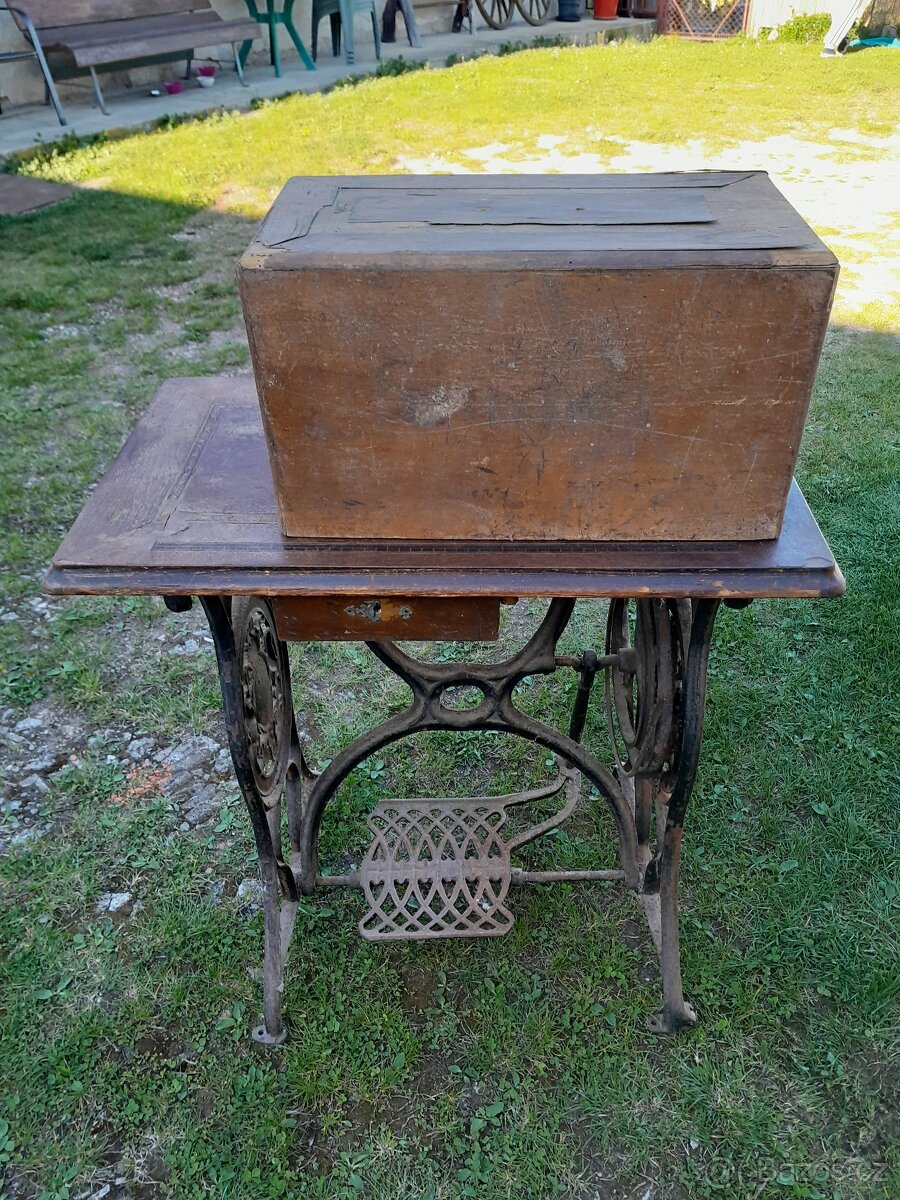 Starý šicí stroj - 4