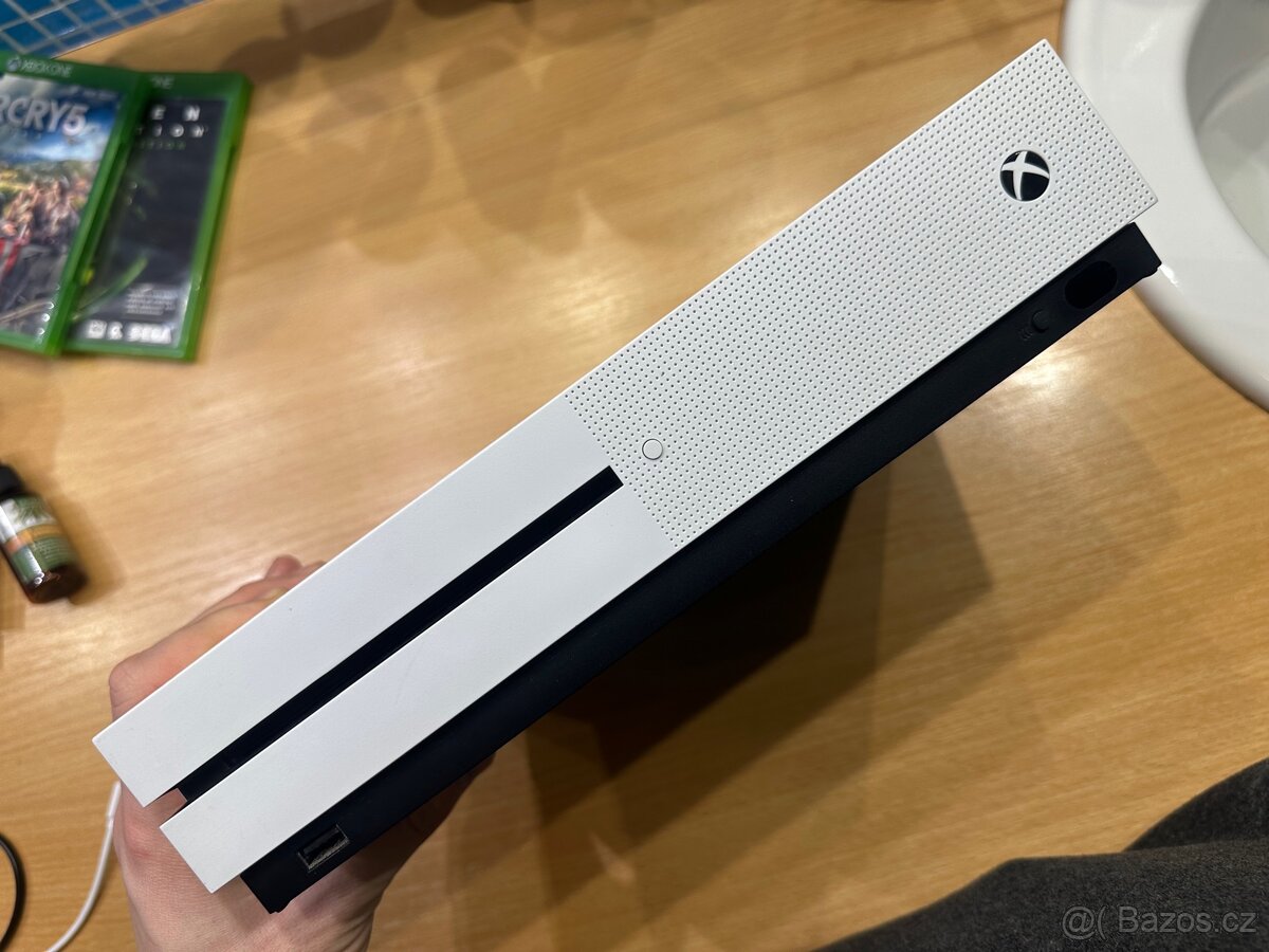 Xbox One S 500 GB + 2 ovladače + 2 hry - 4