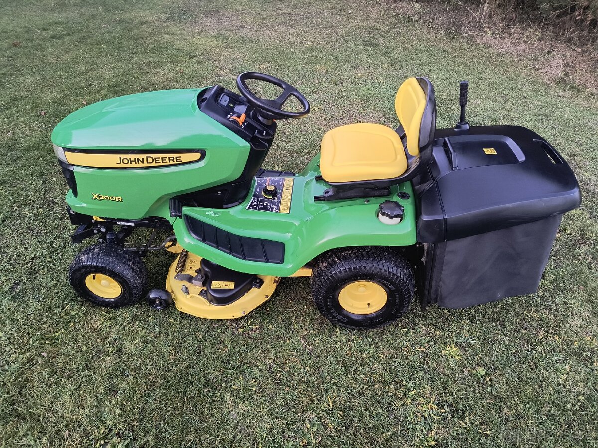 Zahradní traktor John Deere X300R - 4