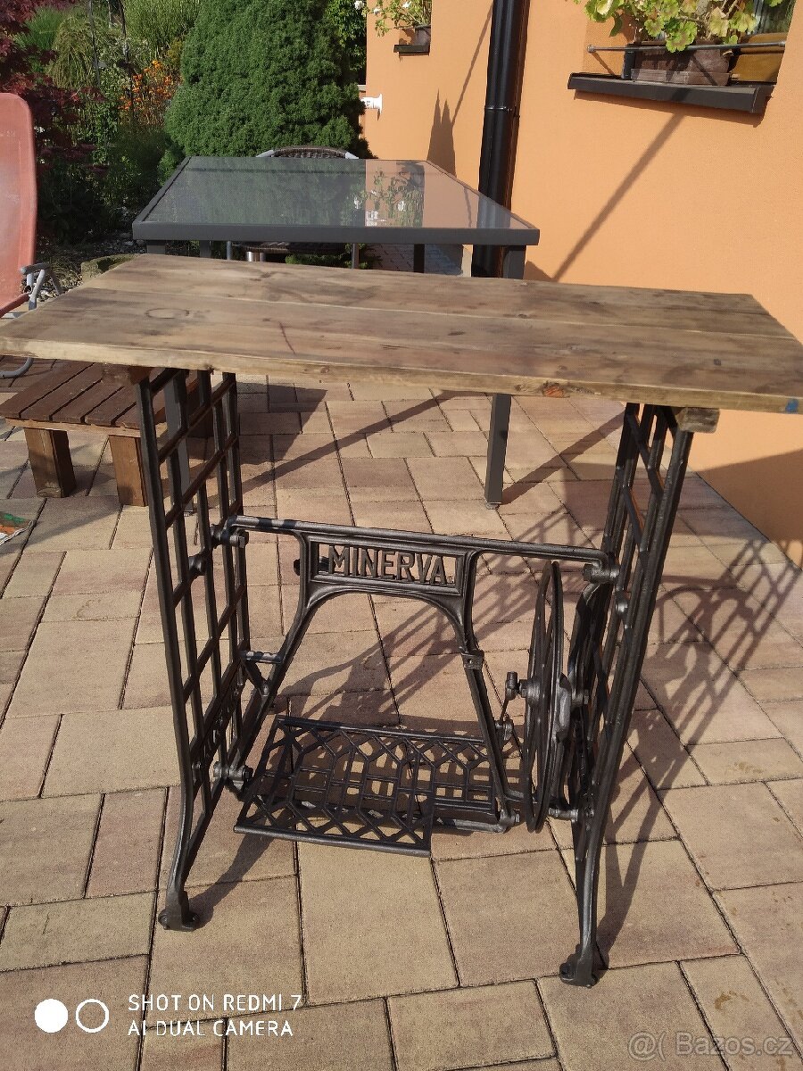 Litinový stolek s deskou z masivu s patinou. - 4