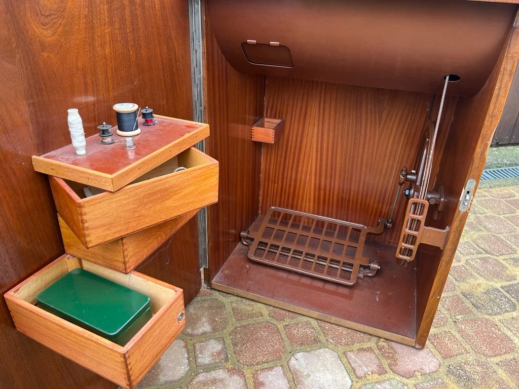 Prodám funkční zachovaly šicí stroj Minerva - 4