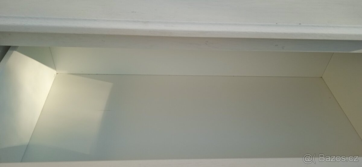 Bílá komoda se zásuvkami - 4