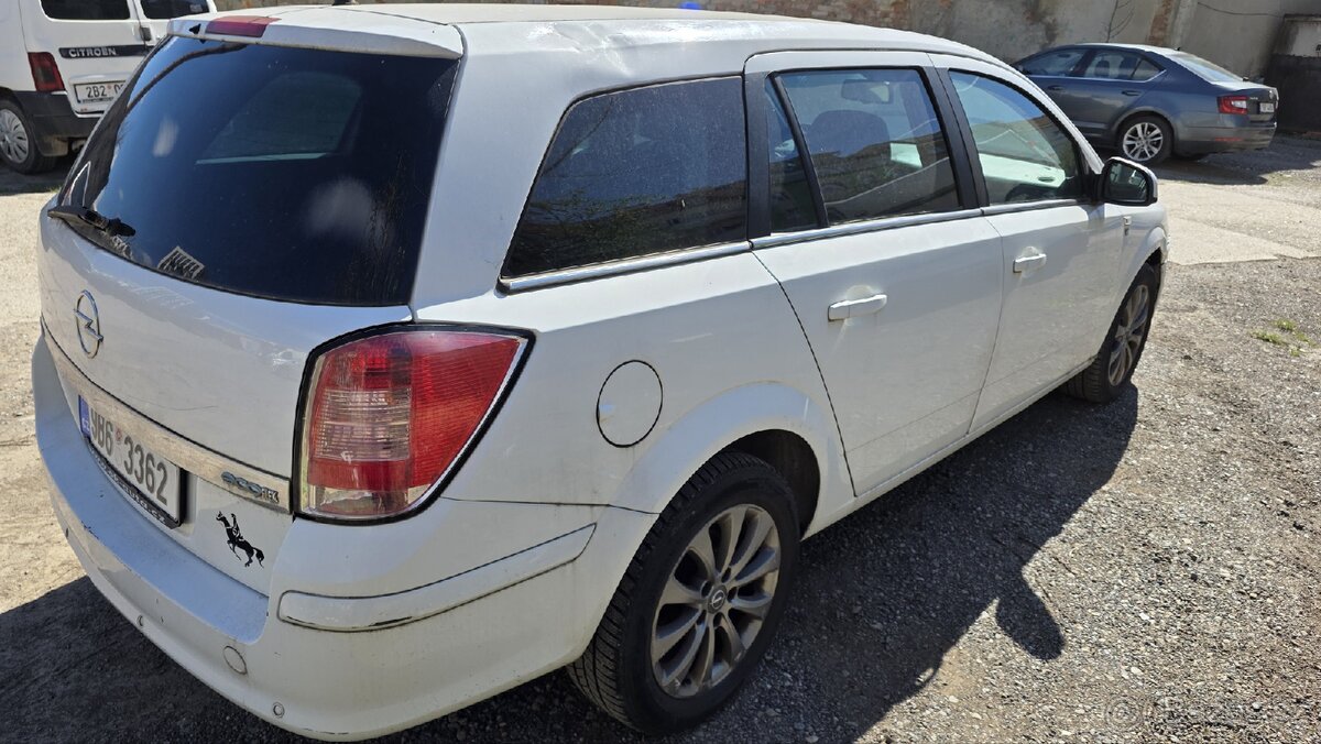 Opel Astra 1,7 CDTi kombi 2010 - 4