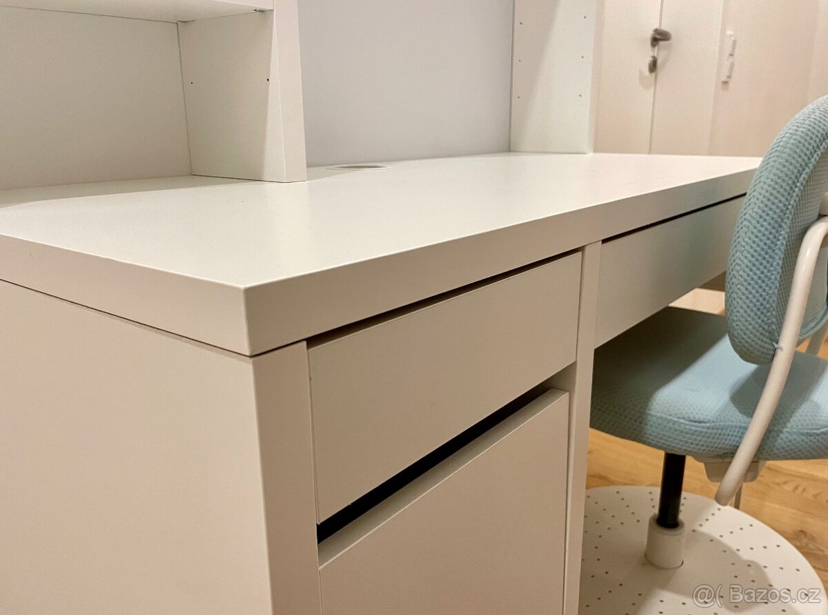 Velmi zachovalý set - stůl + židle - 4