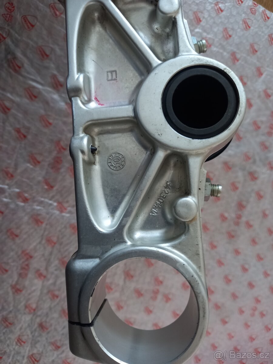 Uchyceni předních tlumičů - 4