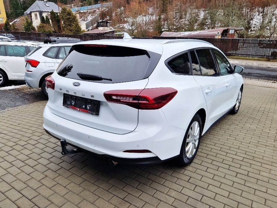 FORD FOCUS Titanium, r. v. 2022, plný servis, tažné - 4
