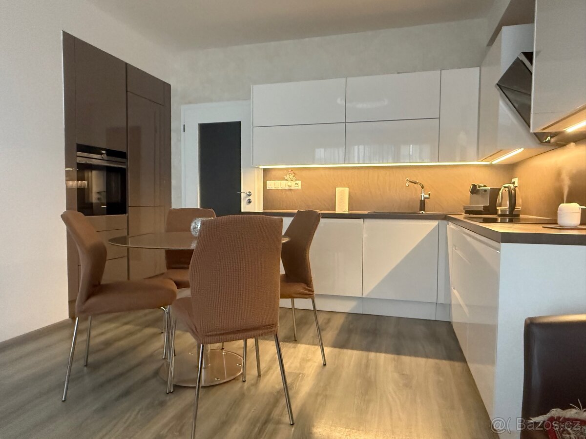 Prodej bytu 2+kk 59 m² s balkonem, garáží a sklepem - 4