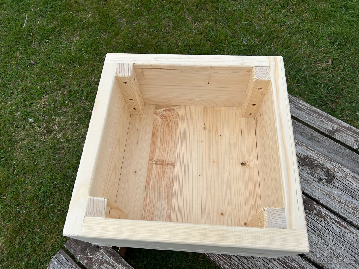 Masivní dřevěný truhlík - 4