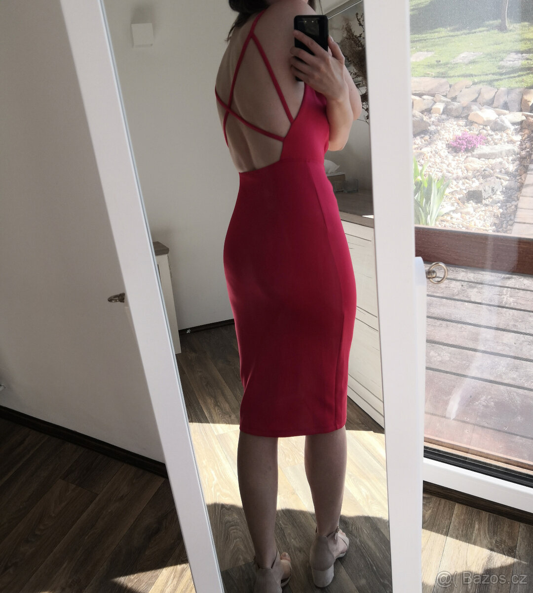 Sexy červené šaty s výstřihem a odhalenými zády - 4