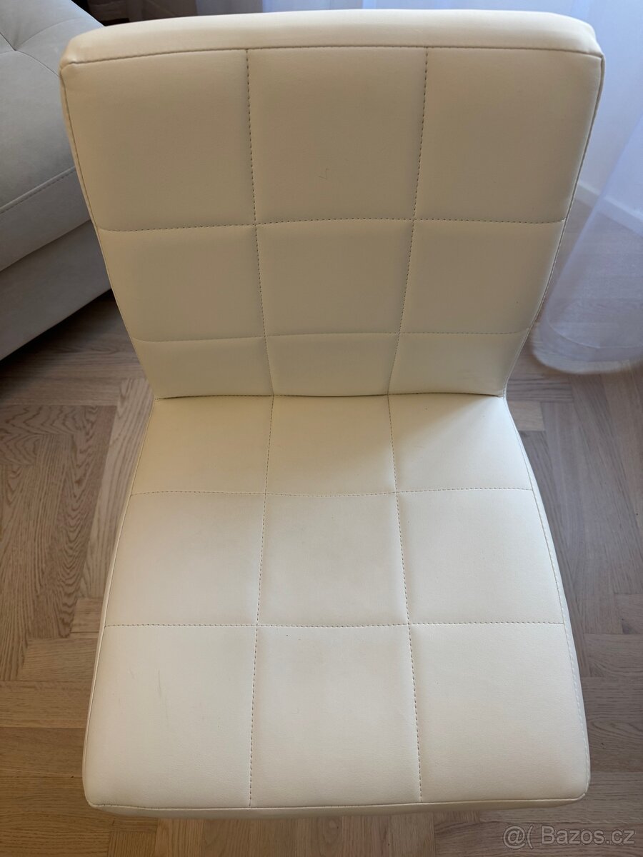 Stůl a 4 židle - 4