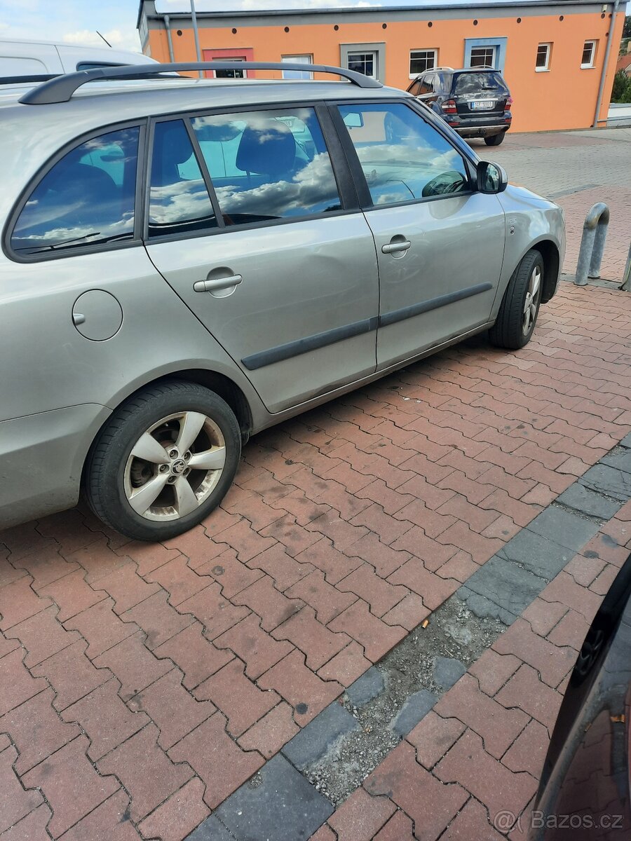 Škoda Octavia 2 2.0tdi seda červená cerna dily - 4