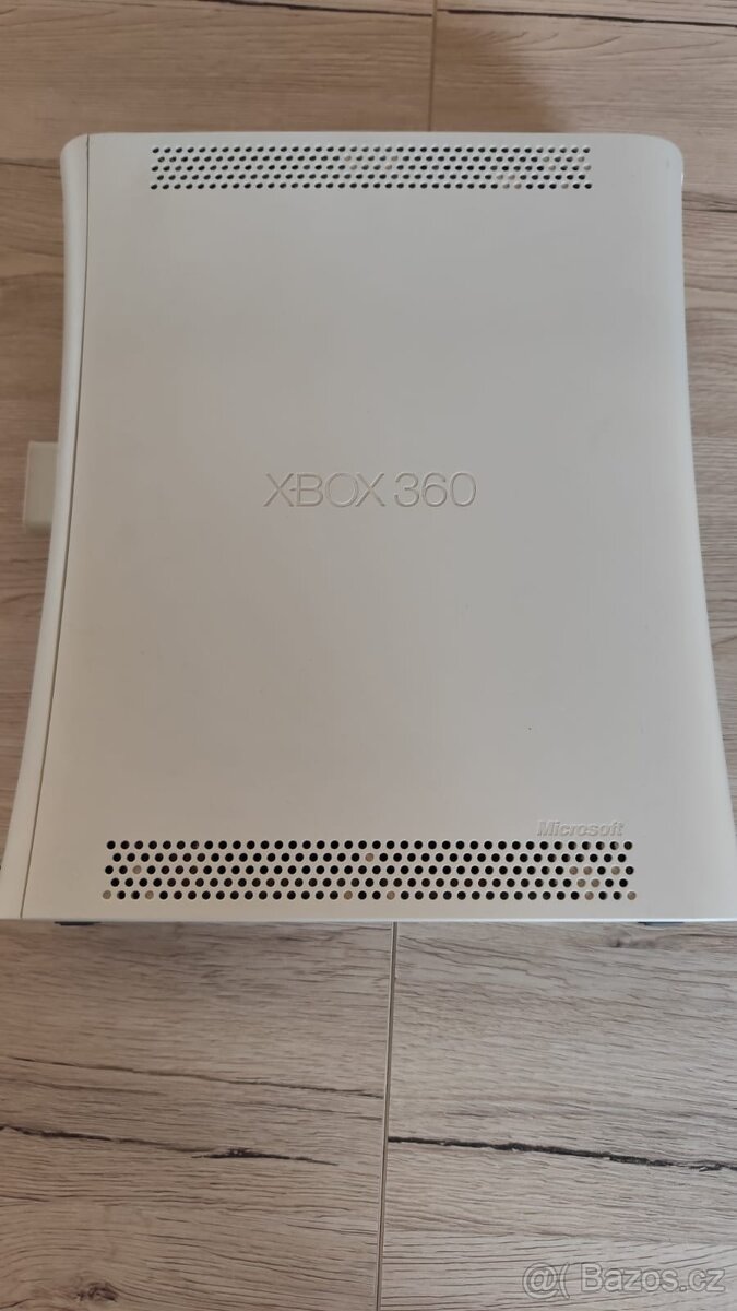 Xbox 360 + 2 ovladače + 4 hry - 4