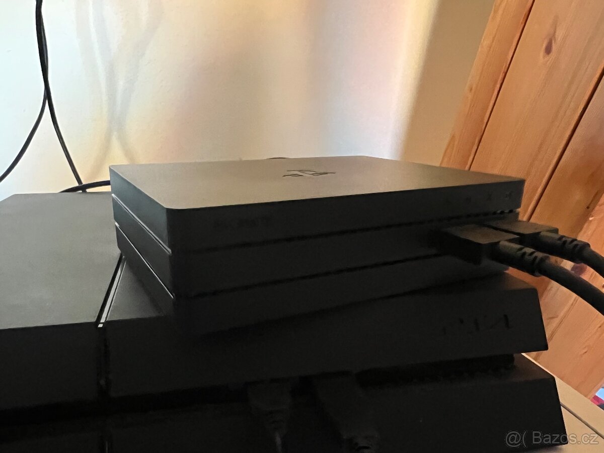 Sony PlayStation VR V1 + 2x PS Move + PlayStation 4 Camera - 4