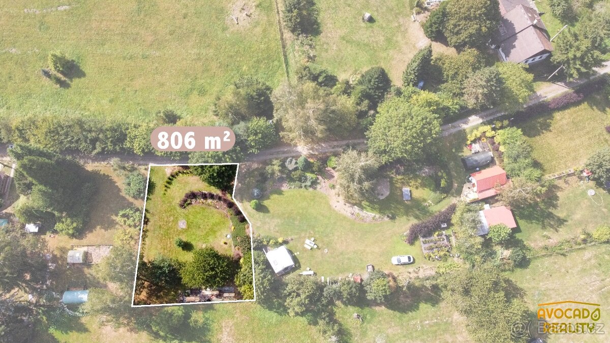 Stavební pozemek s okrasnou zahradou - 4