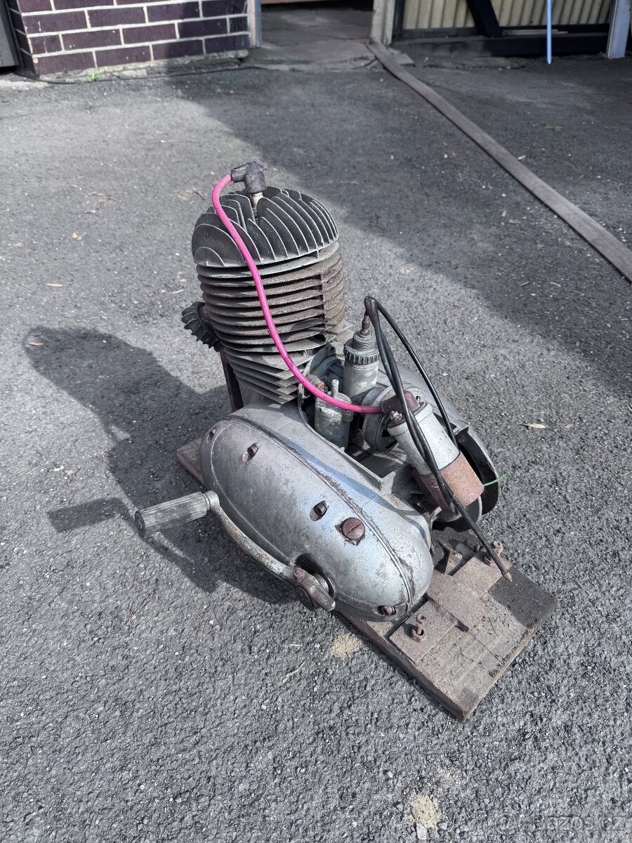 Motor JAWA 175 dvouvýfukový - 4