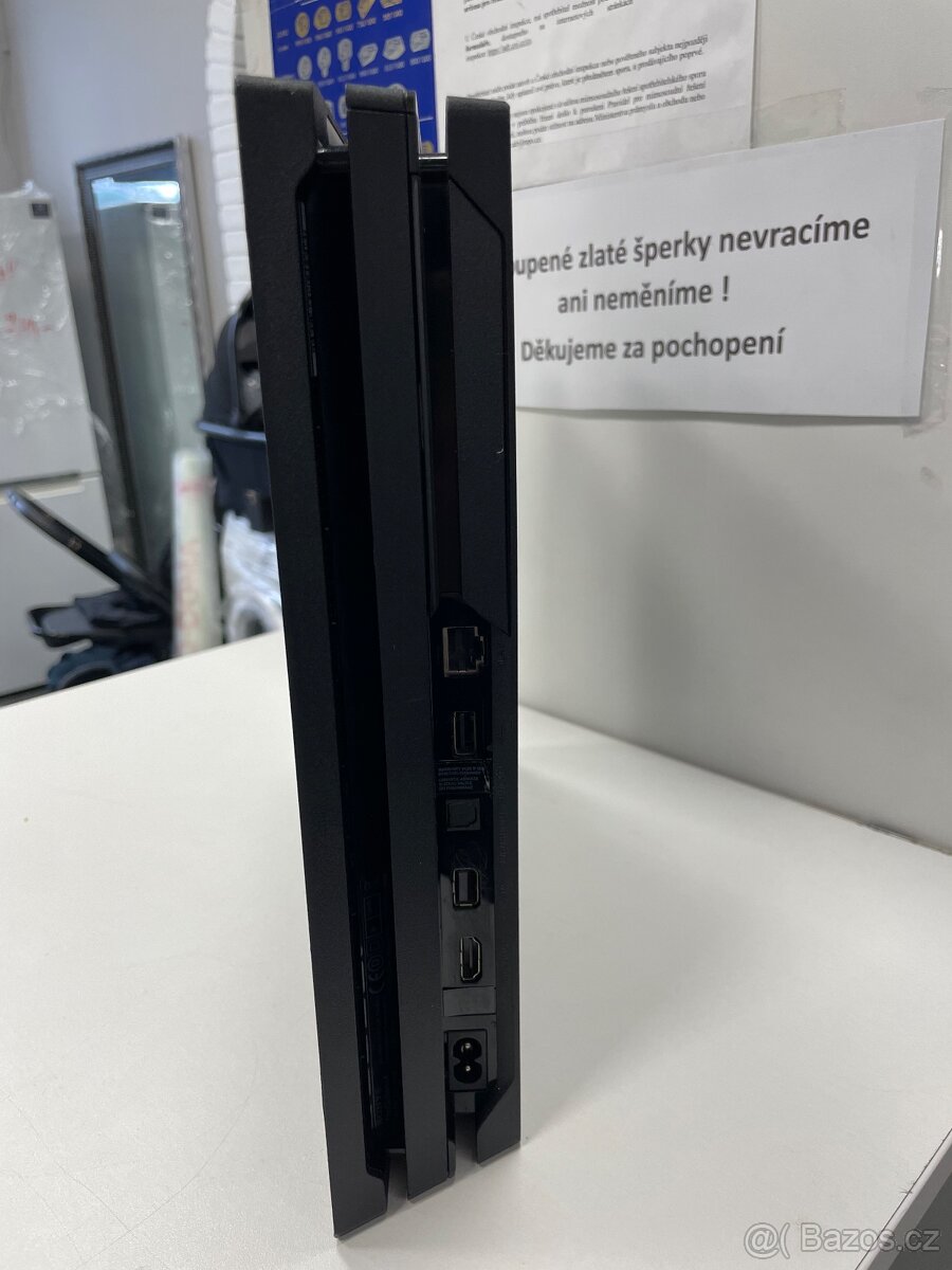 PlayStation 4 Pro + 2 ovladače + hra - 4