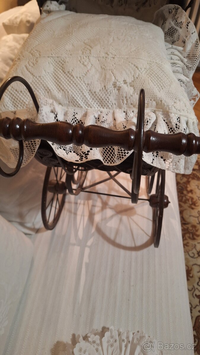 Starožitný kočárek pro panenky - 4