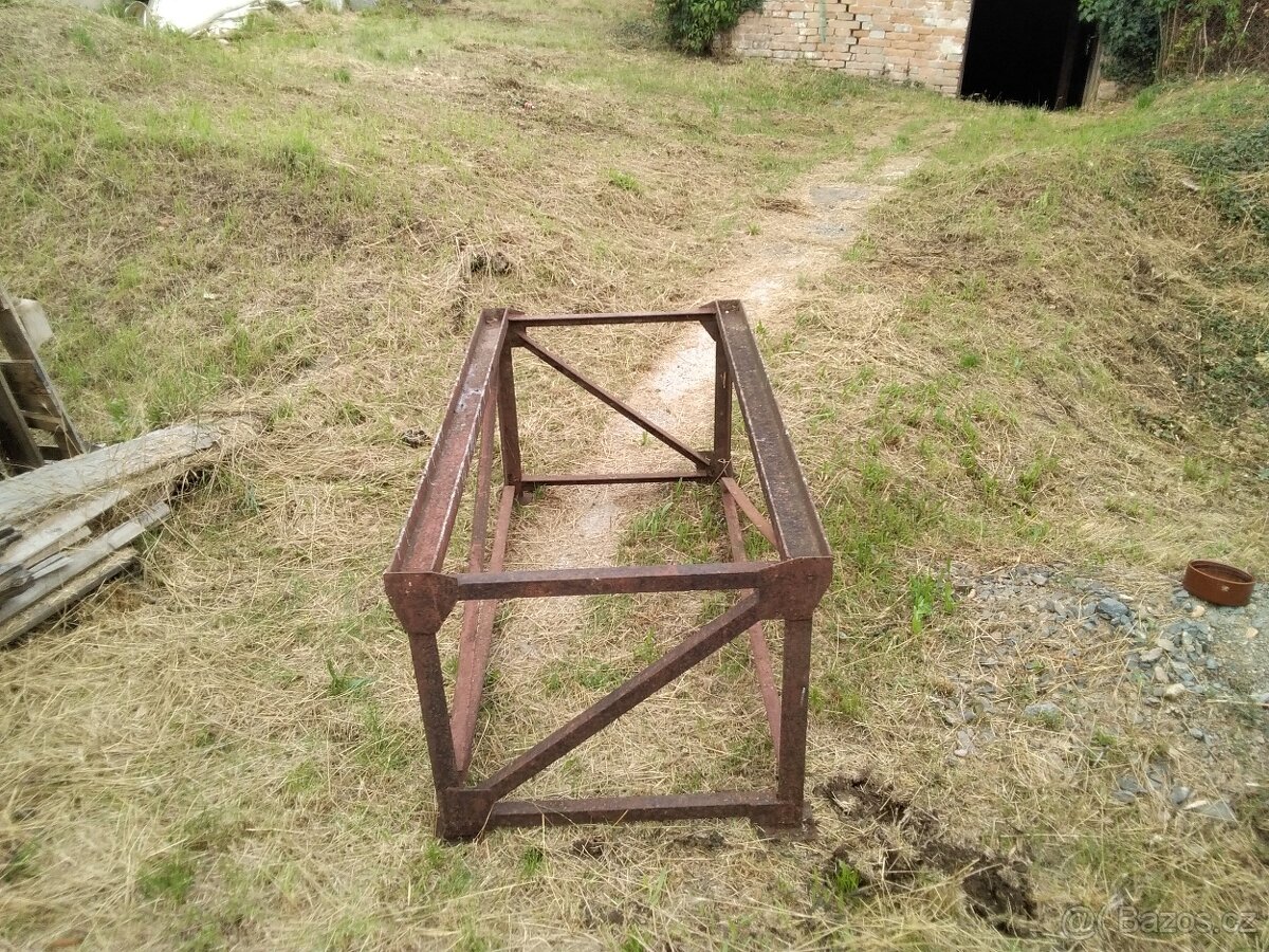 Kovovy podstavec - 4