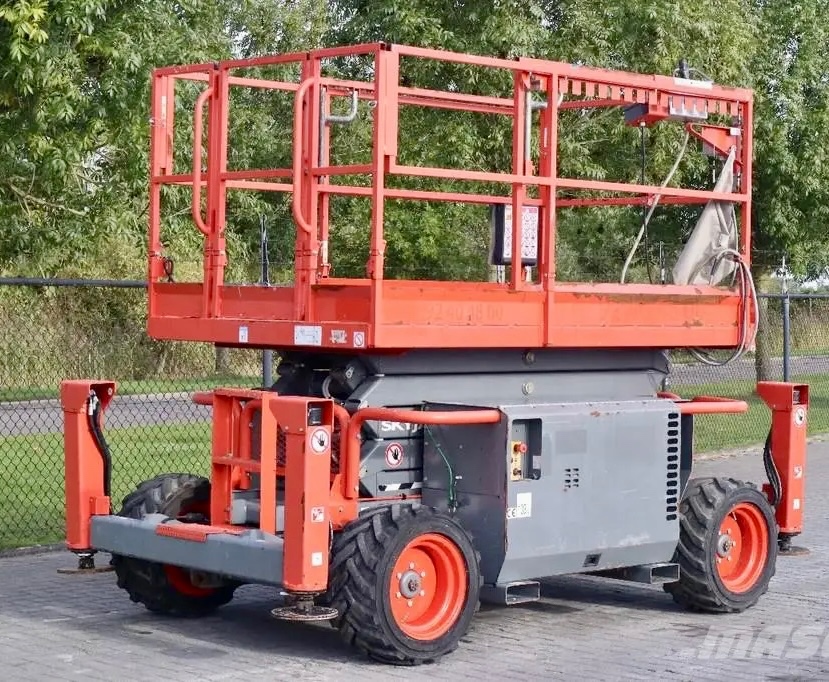 TERÉNNÍ NŮŽKOVÁ PLOŠINA SKYJACK SJ 6832 RT - 4