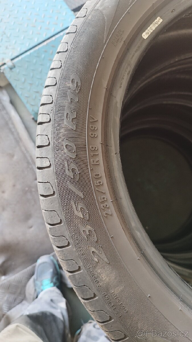 Prodám letní pneu Pirelli 235/50 R19 - 4