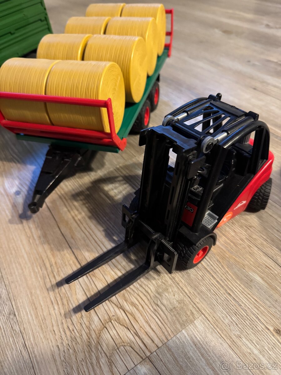 Bruder traktor John Deer s vlekem, vlek, vysokozdvižný vozík - 4