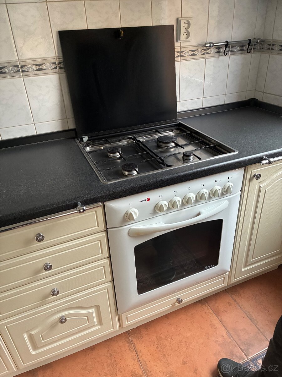 Kuchyňská linka se spotřebiči - 4