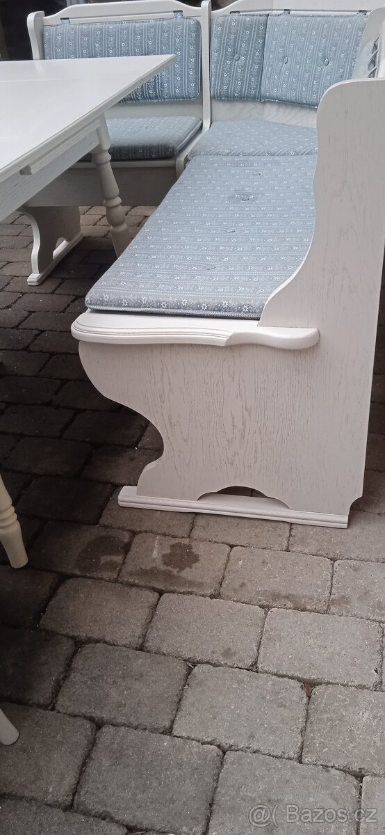 Rohová lavice bílá se stolem +2 židlemi - 4