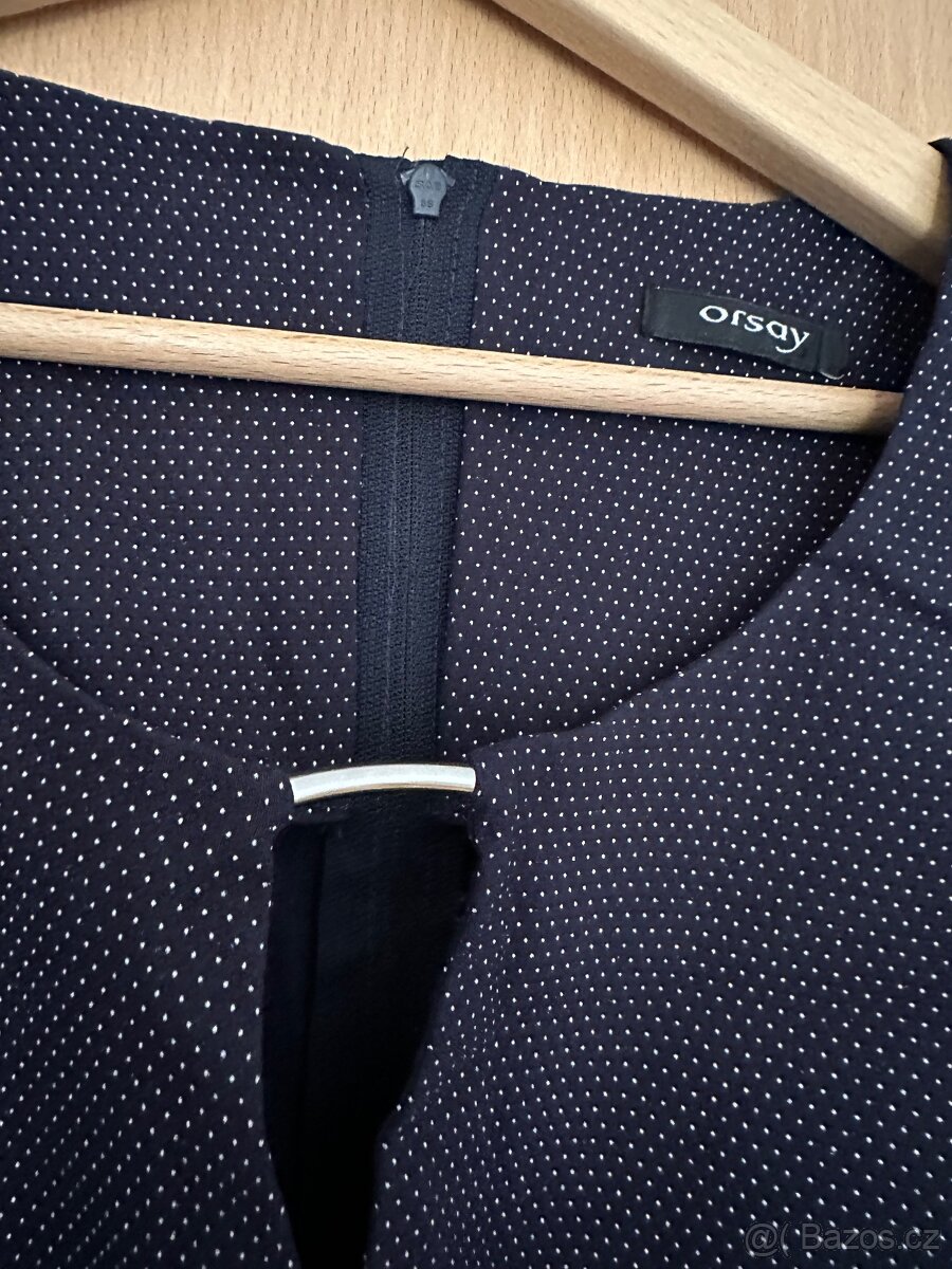 Pouzdrové šaty tmavě modré s puntíkami - 4