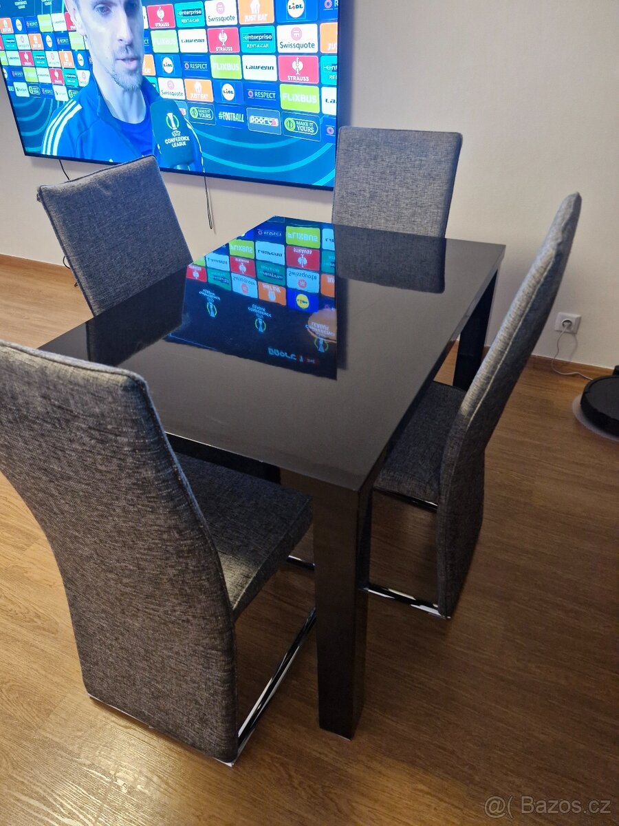 Jídelní stůl s židlemi - 4