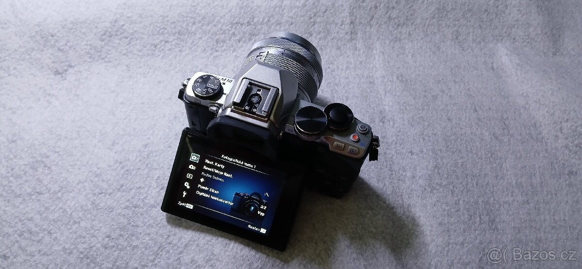 Olympus OM-D E-M10 a objektiv 14-42mm m4/3 - 4