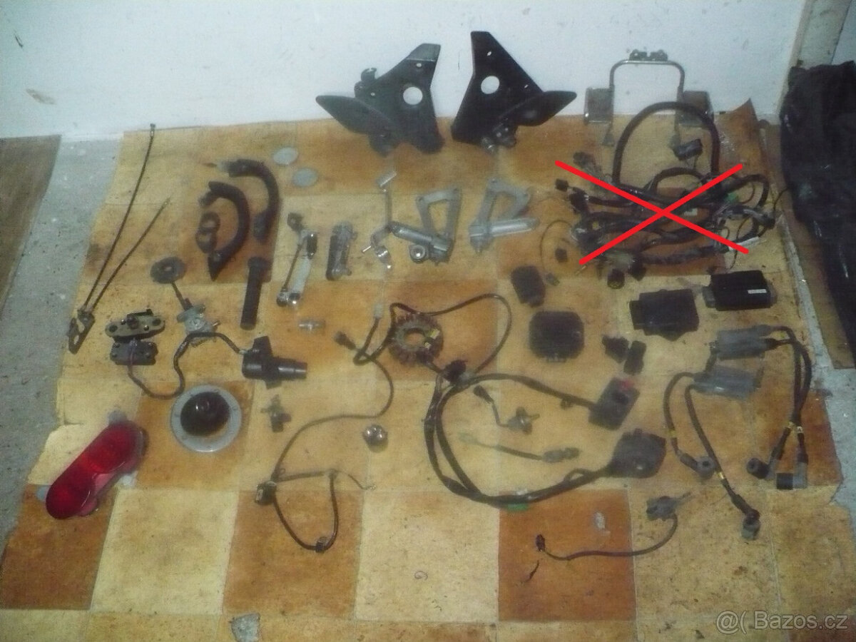 Kawasaki ZR 7/ 750 F r. 99 -díly - 4