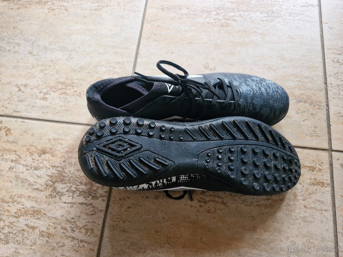 Chlapecké kopačky na umělý povrch UMBRO vel. 41 - 4