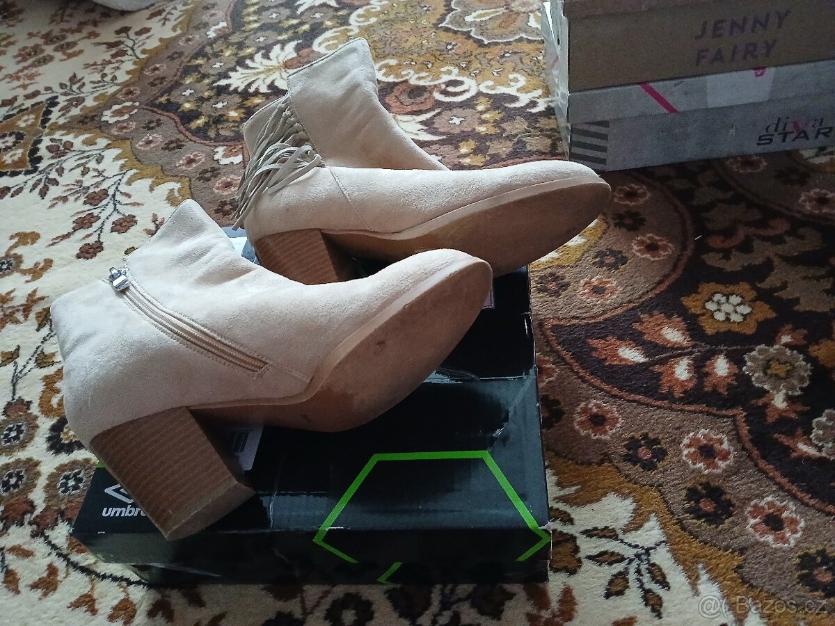 Béžové semišové boty Baťa vel. 39 - 4