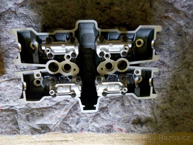 Yamaha V-Max - hlava válců přední - 4