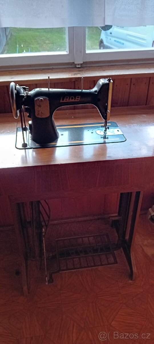 Starozitny šicí stroj Lada - 4