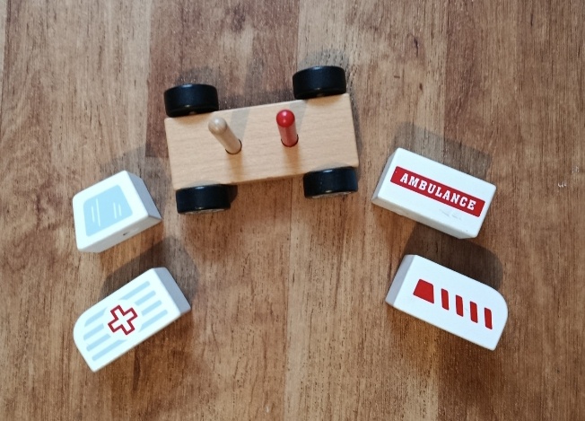 Dřevěná skládací hračka – sanitka značka Viga - 4